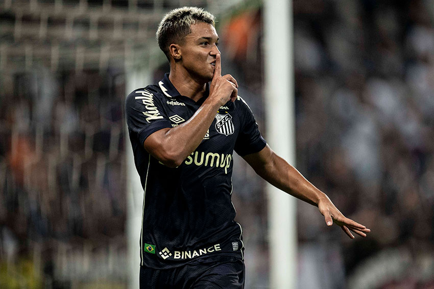 Santos vence Corinthians de virada na Arena, e Sylvinho é demitido