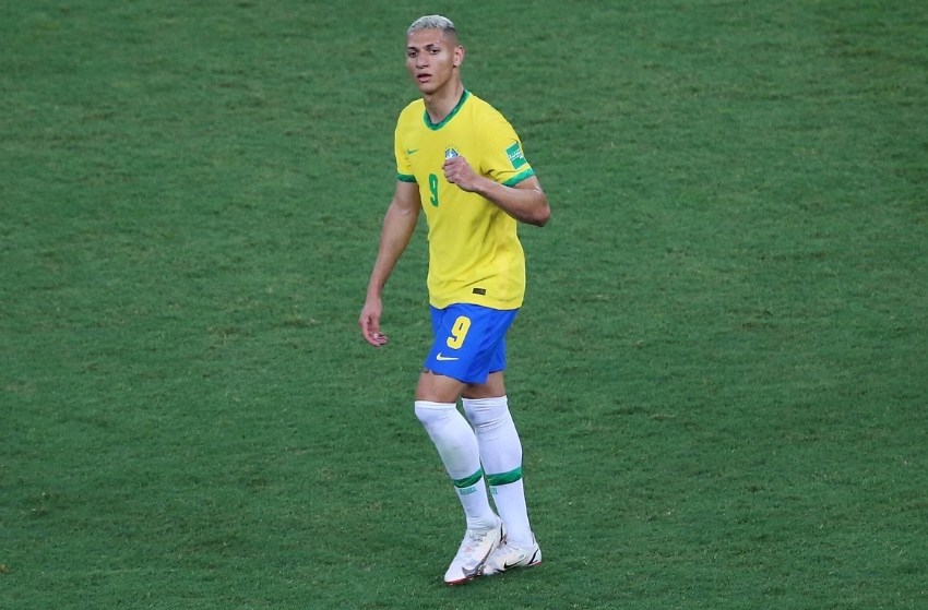 Richarlison comemora gols pelo Brasil e ganha força para a Copa