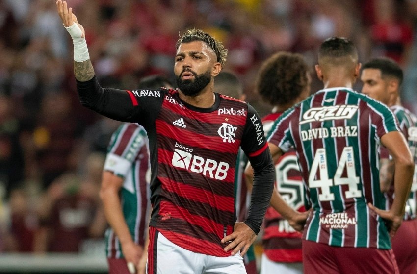 Gabigol chama torcida do Flamengo após derrota; Ayrton Lucas anunciado