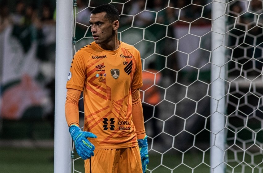 Flamengo fecha contratação do goleiro Santos, do Athletico-PR