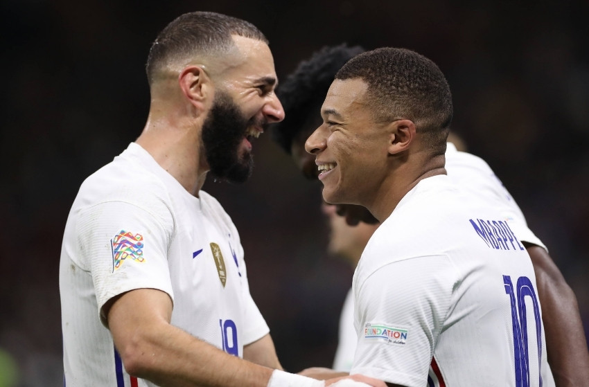 Benzema faz coro por Mbappé no Real Madrid e elogia futebol de Vini Jr