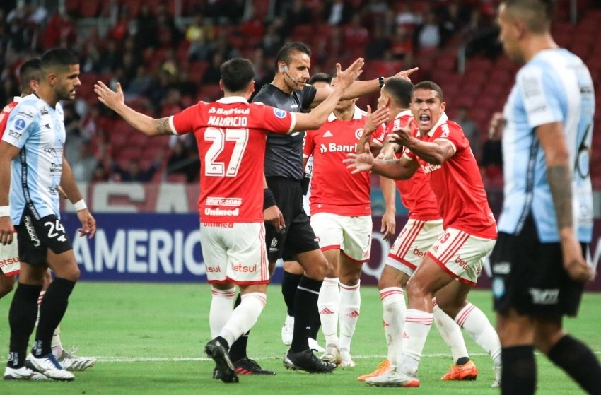 Inter demite técnico Alexander Medina após empate no Beira-Rio