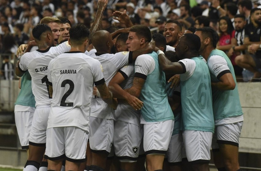 Botafogo apresenta volante Tchê Tchê após vitória contra o Ceará