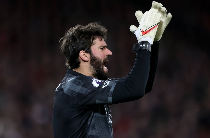 Alisson destaca homenagem da torcida do Liverpool a Cristiano Ronaldo