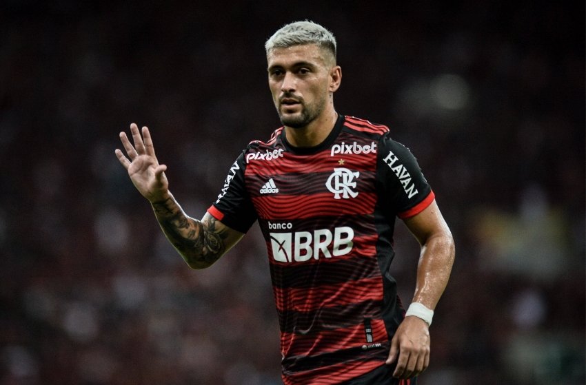 Flamengo: Arrascaeta faz treino leve, e goleiro Santos corre no campo