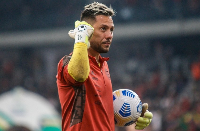 Flamengo: Diego Alves treina com o grupo, e Santos já trabalha com bola