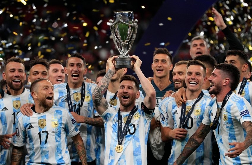 Sob comando de Messi, Argentina vence Itália e leva troféu da Finalíssima