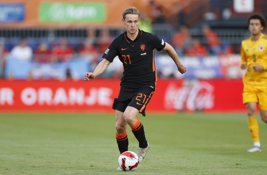 Barcelona pede para De Jong se transferir ao Manchester United