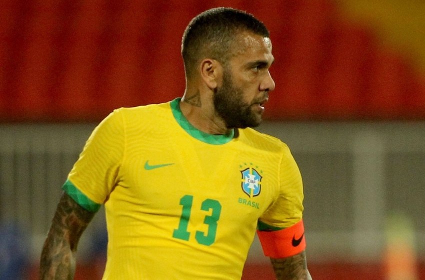 Daniel Alves fala sobre volta ao Brasil e diz que jogaria no Athletico-PR