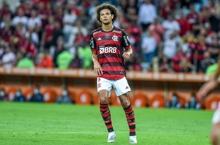 Willian Arão é apresentado pelo Fenerbahçe, do técnico Jorge Jesus