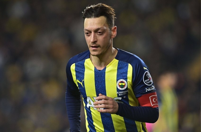 Fenerbahçe, do técnico Jorge Jesus, rescinde contrato com Özil