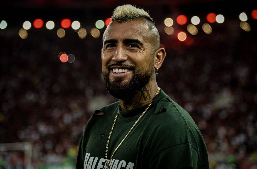 Vidal veste a camisa do Flamengo após apresentação no Maracanã