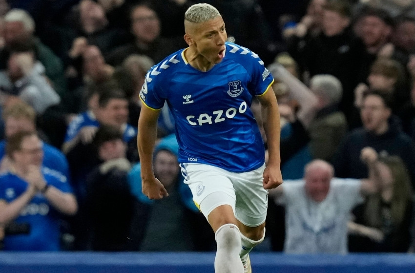 Richarlison, agora no Tottenham, é punido com um jogo de suspensão