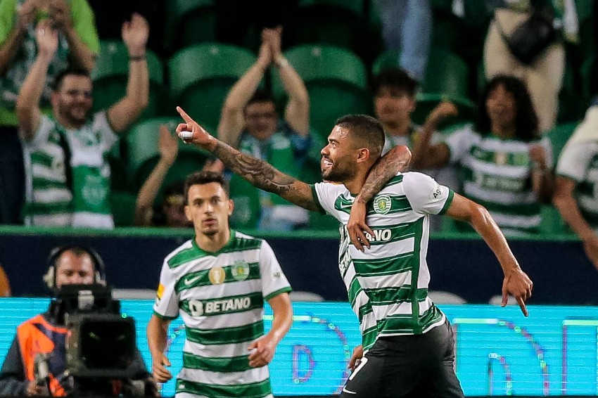 Bruno Tabata comemorando gol pelo Sporting