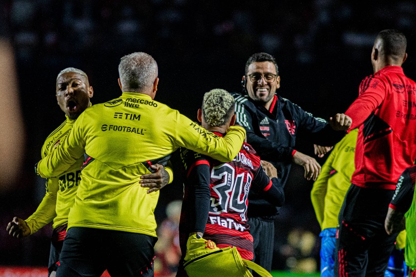 Dorival comemora gol pelo Flamengo