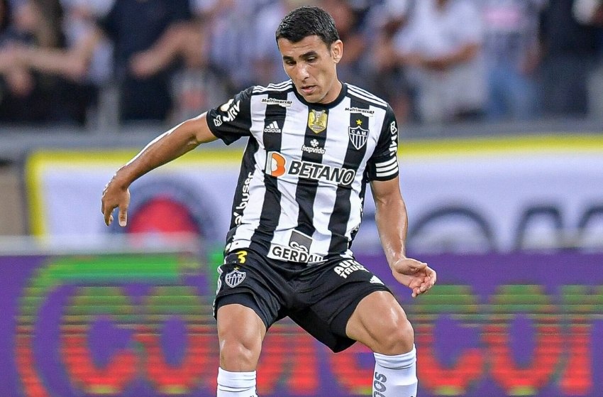 Zagueiro Junior Alonso jogando pelo Galo