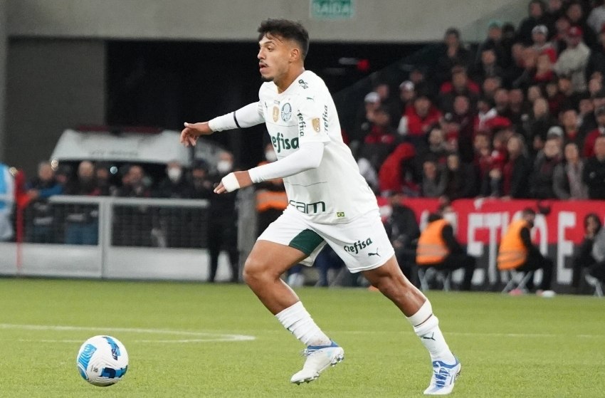 Gabriel Menino jogando pelo Palmeiras