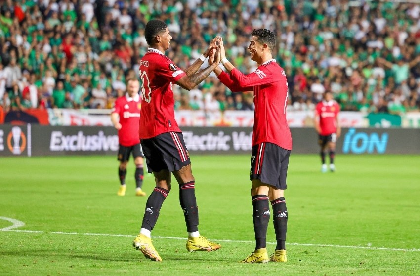 Rashford comemorando gol com Cristiano Ronaldo