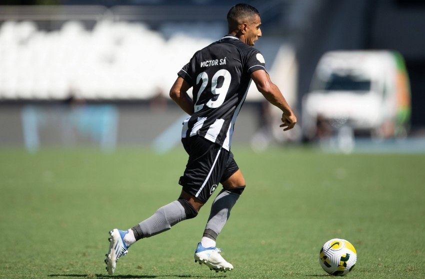 Victor Sá jogando pelo Botafogo