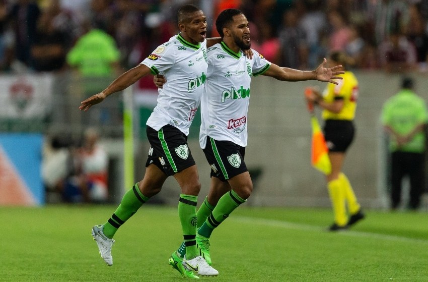 Juninho comemora gol pelo América-MG