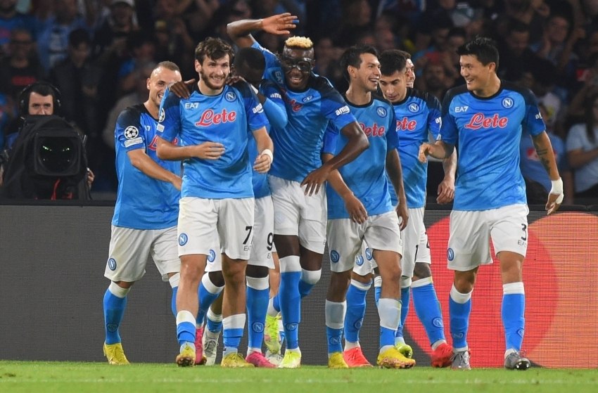 Jogadores do Napoli comemorando gol