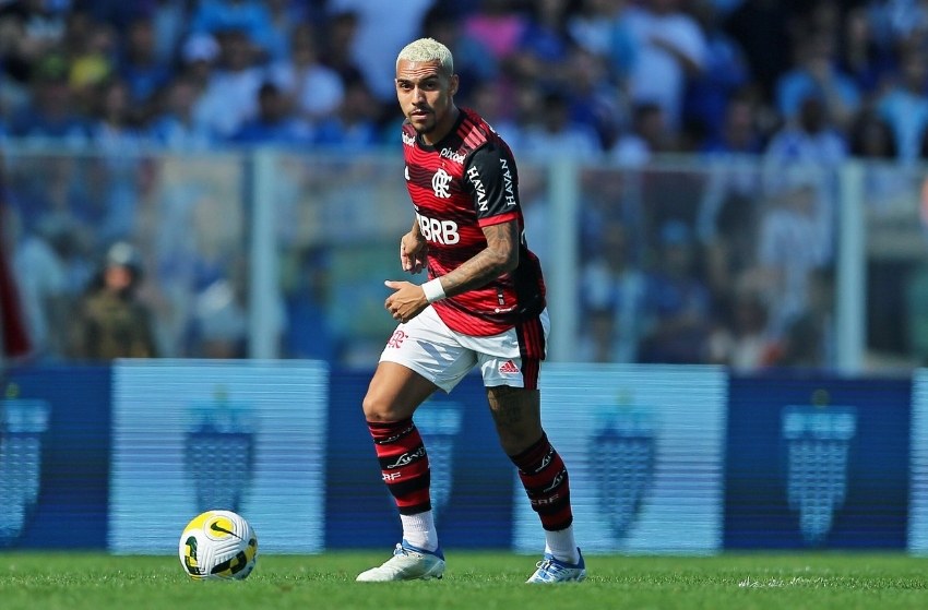 Matheuzinho jogando pelo Flamengo