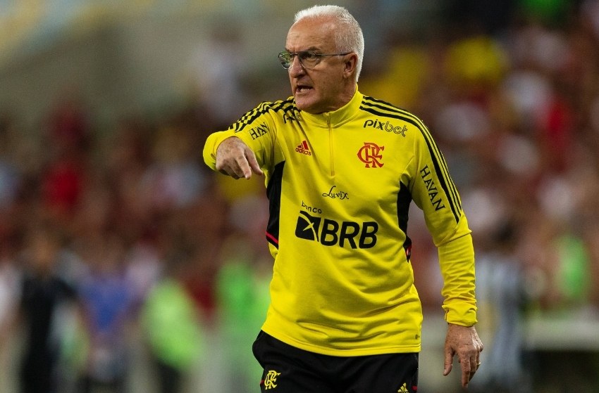 Dorival Júnior à beira do campo