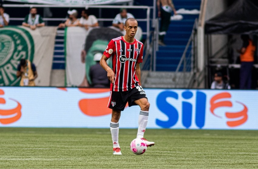 Zagueiro Miranda jogando pelo São Paulo