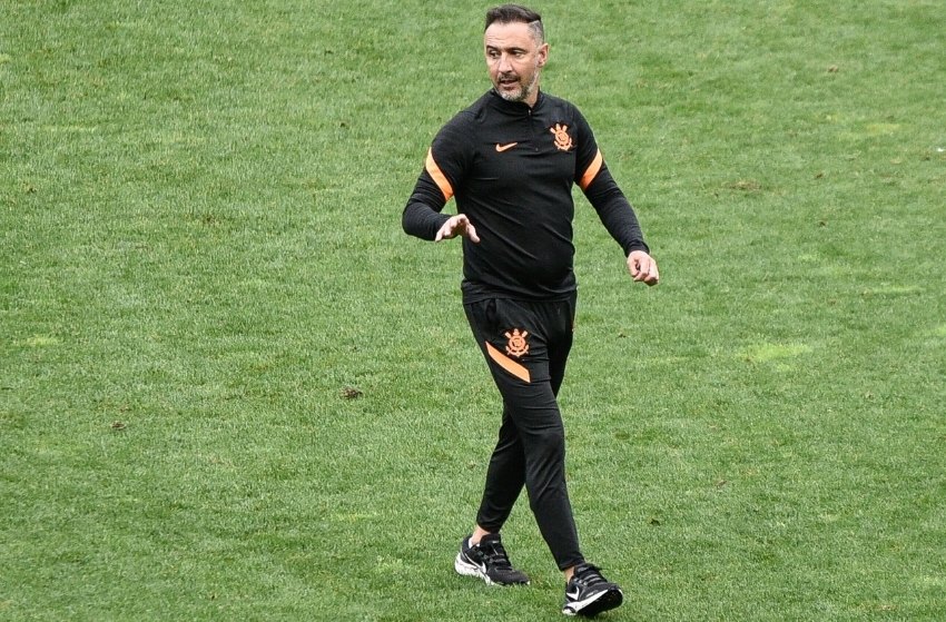 Vítor Pereira comandando o Corinthians no treino