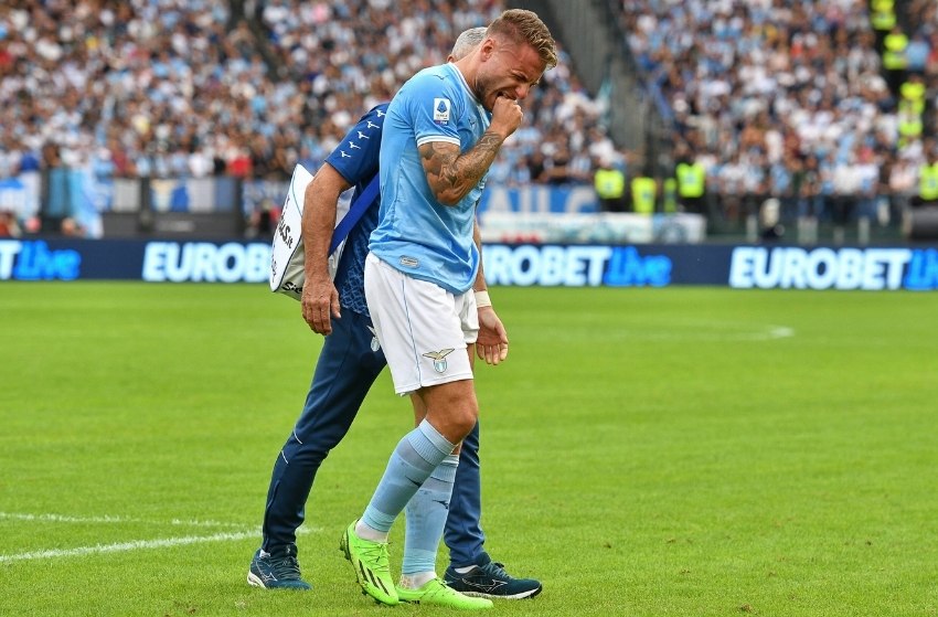 Immobile, da Lazio, deixa o campo com lesão