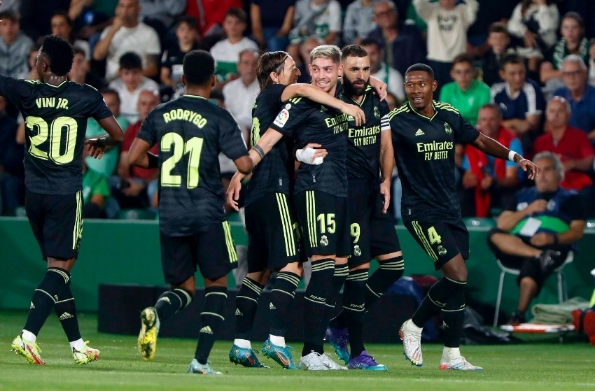 Real Madrid comemorando gol na vitória em cima do Elche