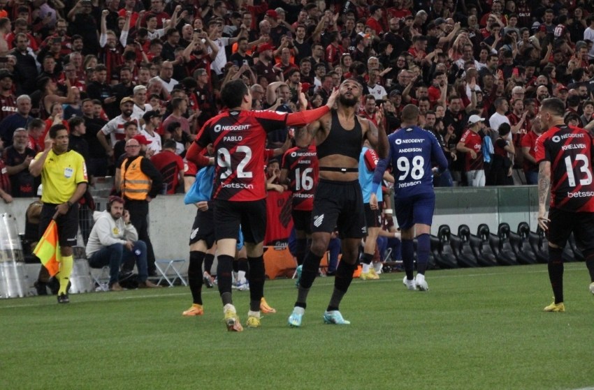 Volante Alex Santana comemorando gol pelo Athletico Paranaense