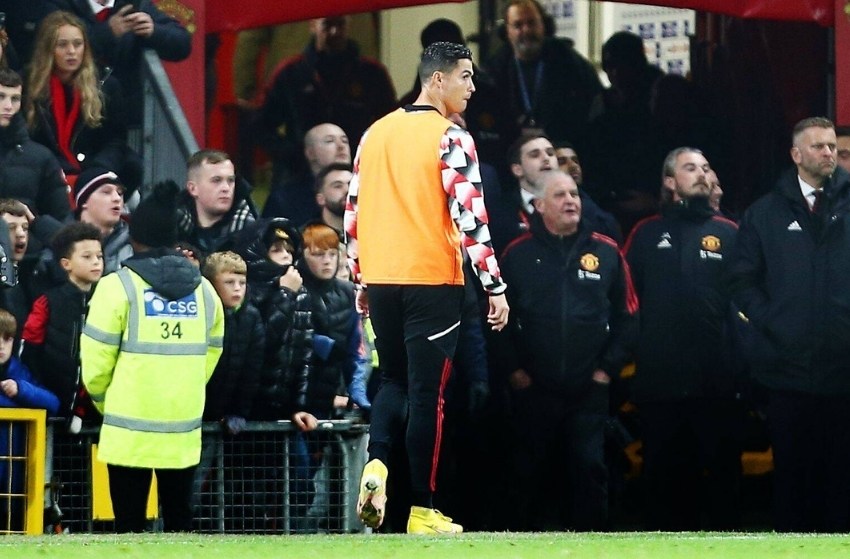 Cristiano Ronaldo deixando o campo em jogo do Manchester United