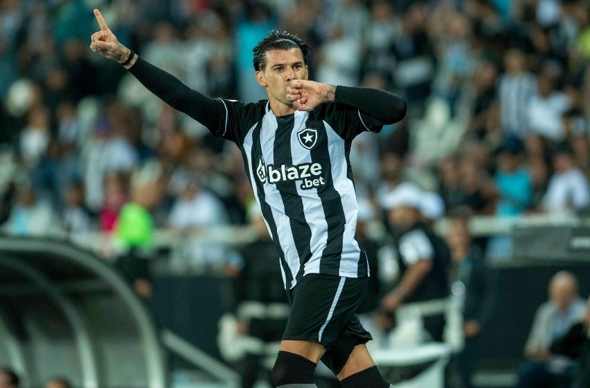 Victor Cuesta jogando pelo Botafogo