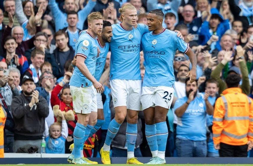 Haaland marca e comemora com os jogadores do City