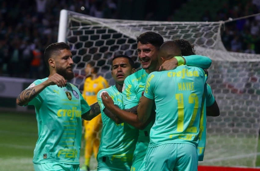 Scarpa comemorando gol com os jogadores do Palmeiras