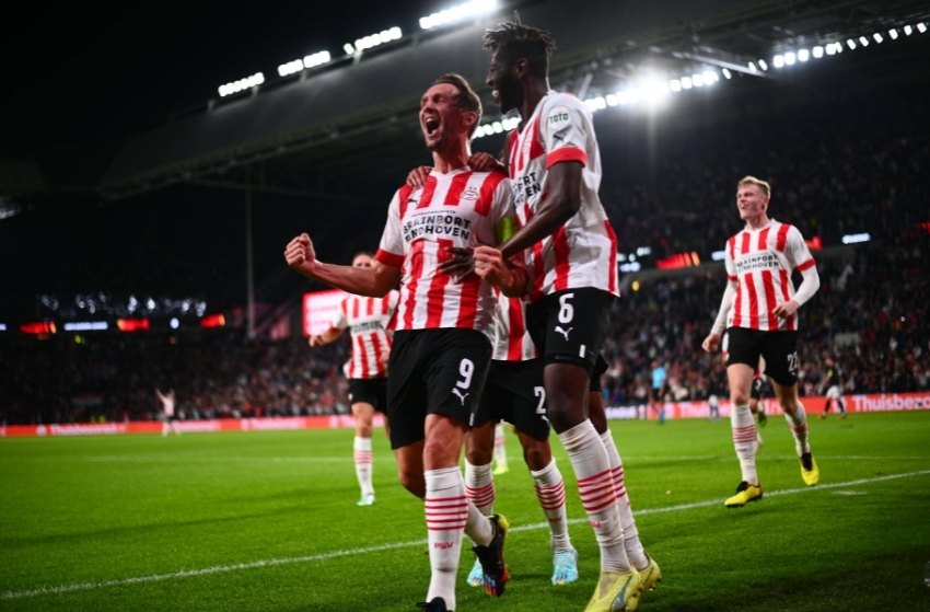 Luuk de Jong comemorando gol pelo PSV