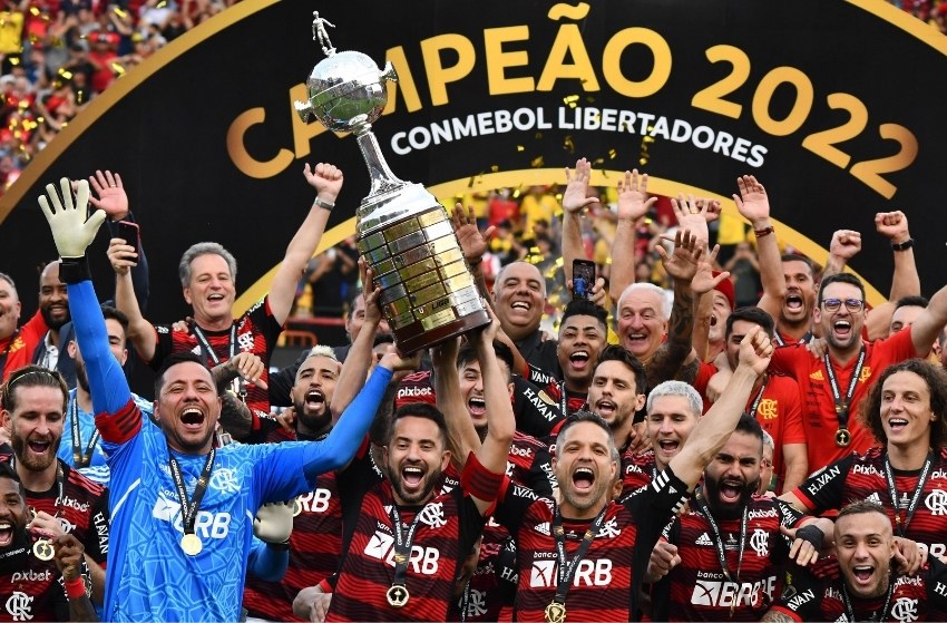 Jogadores do Flamengo com troféu da Libertadores