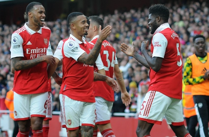 Jogadores do Arsenal comemorando gol