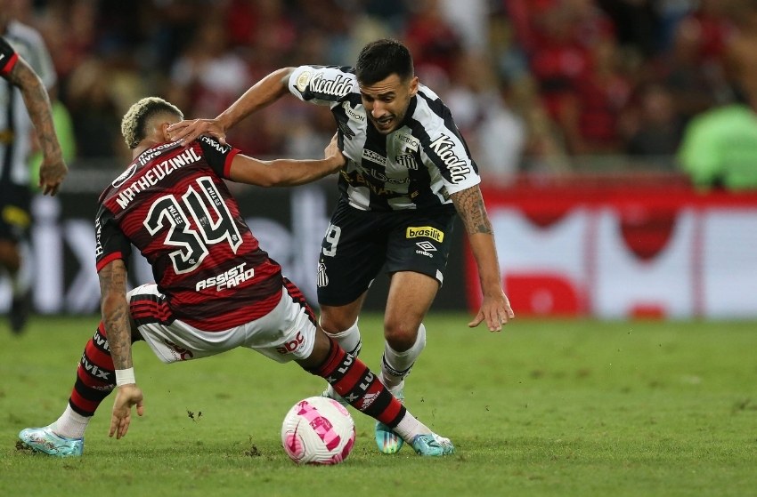 Camacho em ação pelo Santos