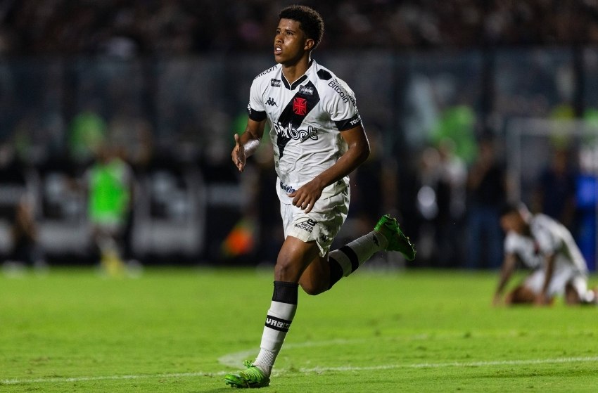 Andrey Santos jogando pelo Vasco