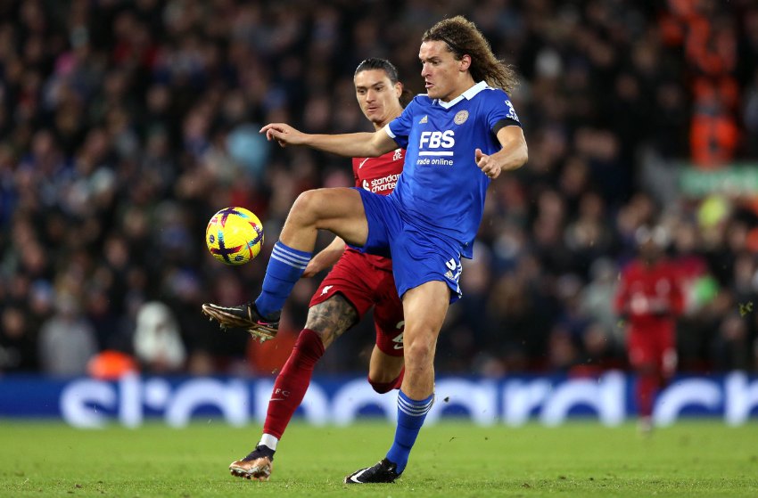 Faes e Darwin Núñez, em Liverpool x Leicester