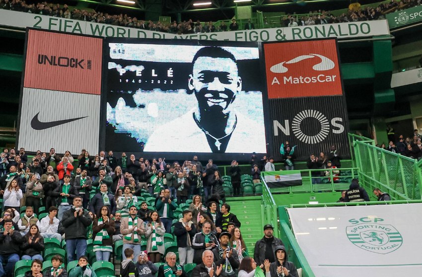 Pelé recebe homenagem no telão