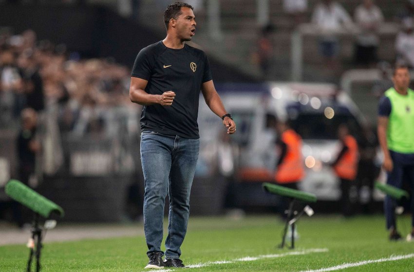 Fernando Lázaro, técnico do Corinthians