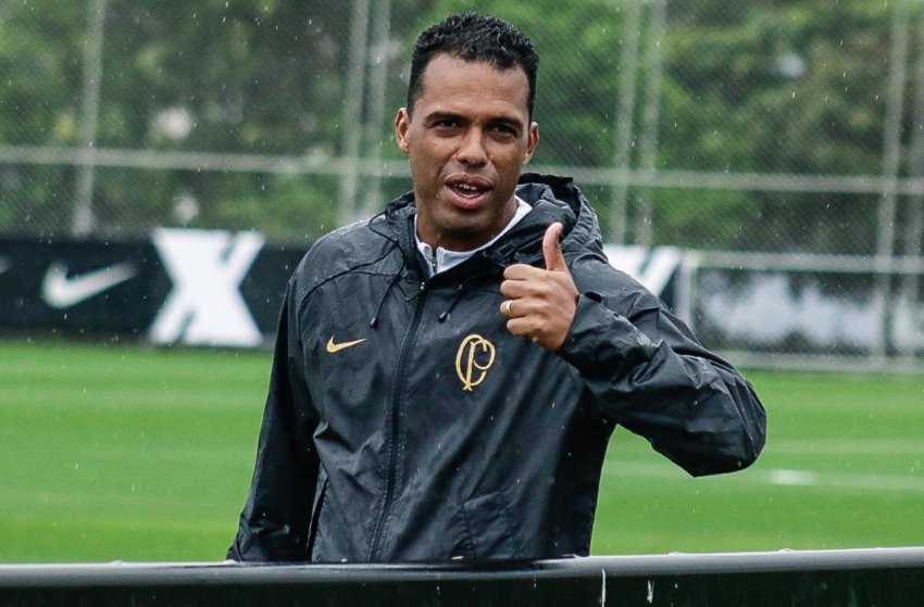 Fernando Lázaro, técnico do Corinthians