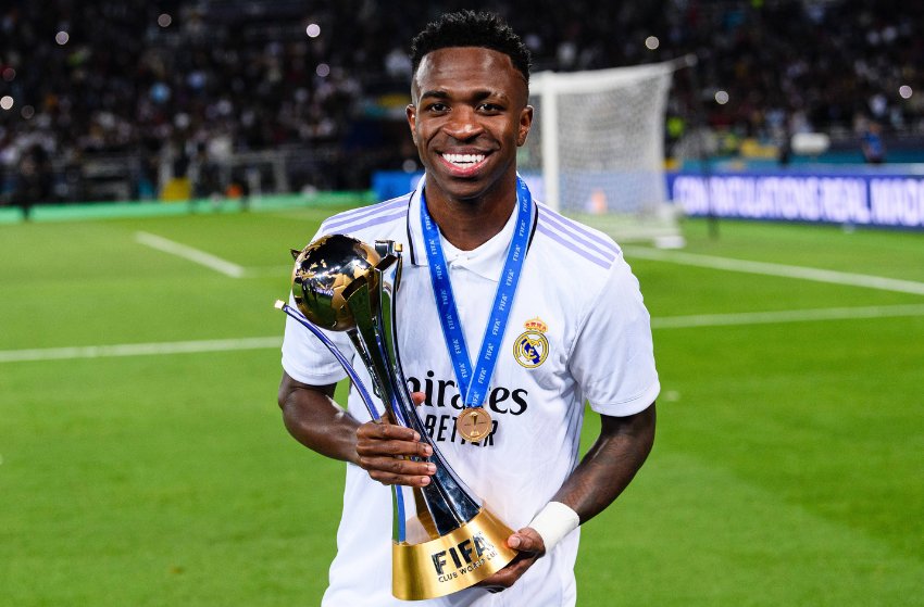 Vinicius Júnior, do Real Madrid, com a taça do Mundial