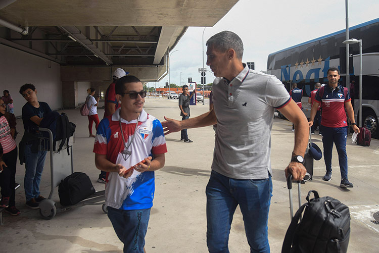 Vojvoda, técnico do Fortaleza, com torcedor