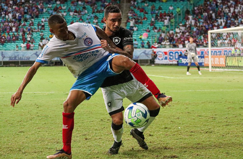 Ademir, do Bahia, disputa bola com Rafael, do Botafogo