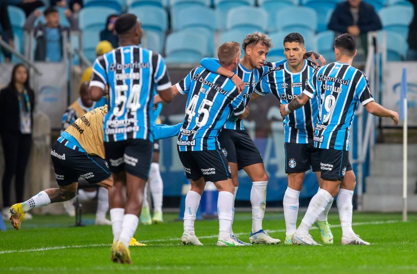 Jogadores do Grêmio comemoram gol