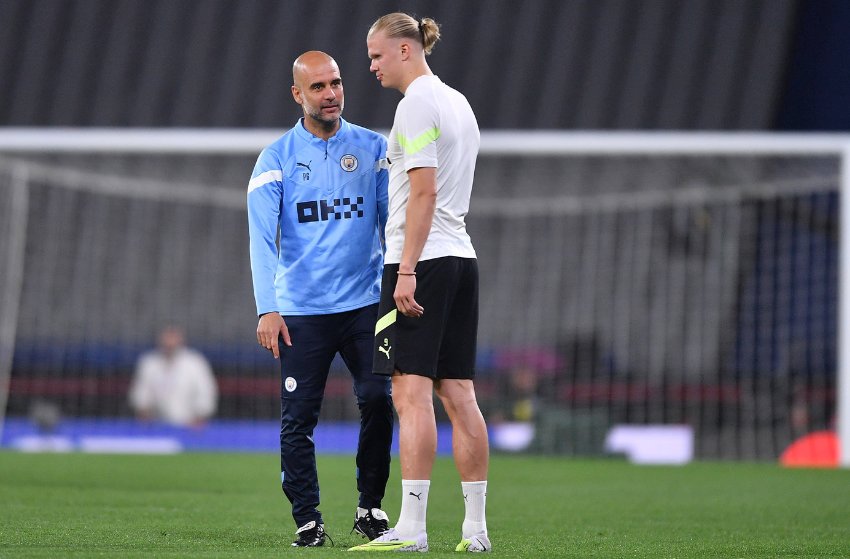 Pep Guardiola e Erling Haaaland, no treino do Manchester City